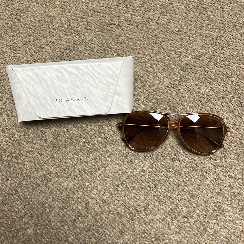 Barely Worn Michael Kors Breckenridge Aviator Sunglasses in Marigold Tortoise - Picture 6 of 7